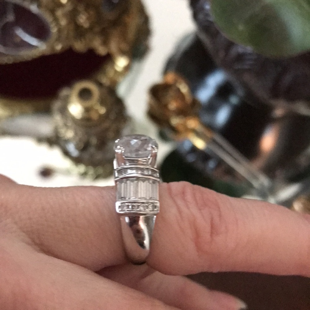 So pretty! Vintage Cubic Zirconia Silver Ring size 7 - Picture 3 of 7